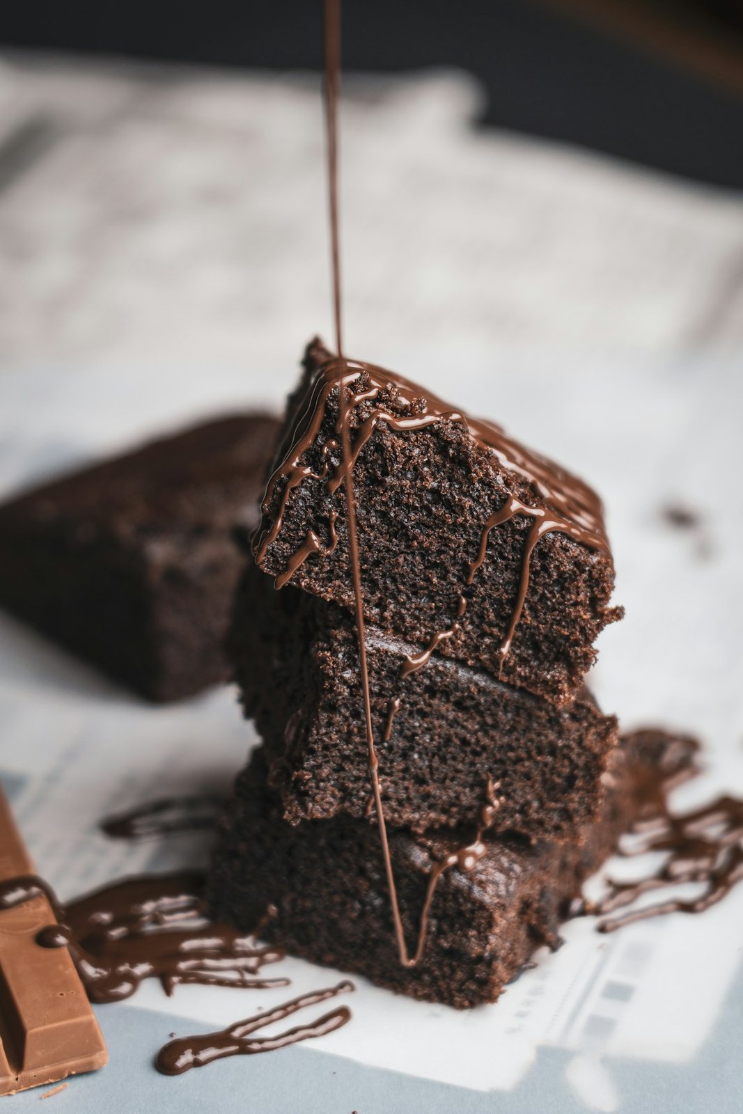 Fatia de bolo de chocolate com cobertura cremosa